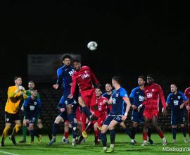 Kopfballduell in der Partie Berliner AK gegen SV Babelsberg 03.