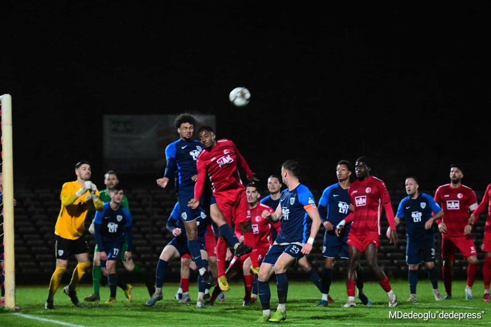 Kopfballduell in der Partie Berliner AK gegen SV Babelsberg 03.